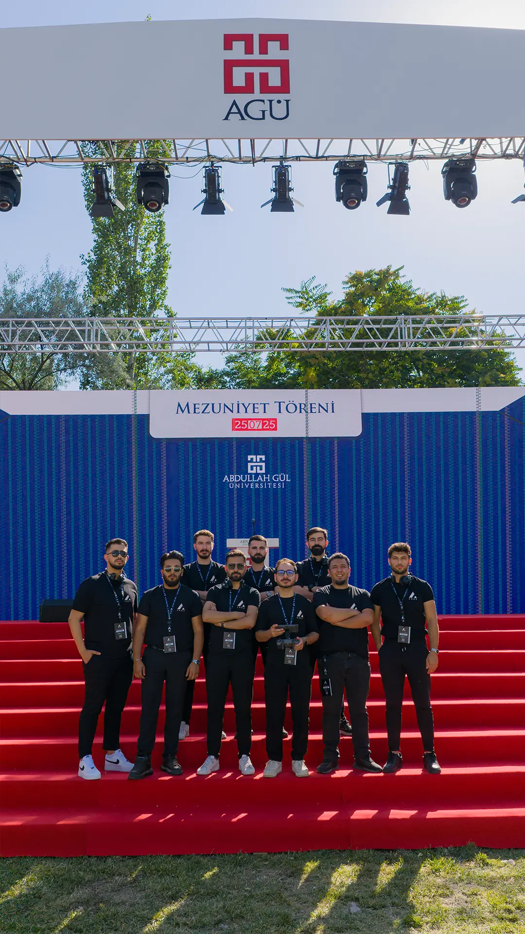 Crev Production ekibi Abdullah Gül Üniversitesi mezuniyet töreni sahnesinde