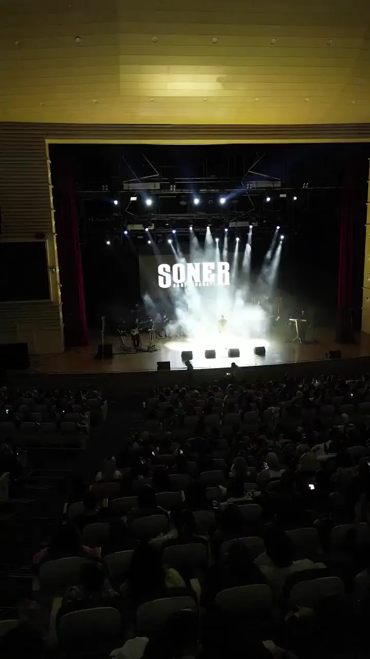 Soner Sarıkabadayı videosunun ilk karesi